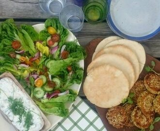 Pitabrød med falafel, økologisk salat og agurkedressing med dild