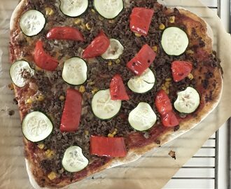 Hjemmelavet pizza – opskrift på pizzadej og tomatsauce