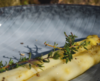 Hvide asparges sous vide’et med smør, citrontimian og kamille. Serveret med røget smør.