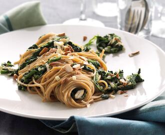 Spaghetti med spinat og ristede mandler