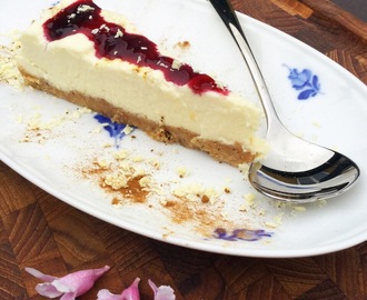 Hvid chokolade cheesecake med lakrids og blandede bær