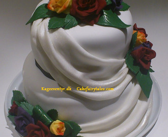 Diamant-bryllups kage med roser og Havreholm Slot