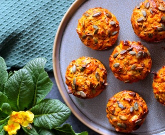 Madmuffins med gulerødder, kerner og feta