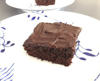 Brownie med fudge topping