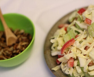 Knasende sprød salat med forårsfornemmelser og dejligt drys