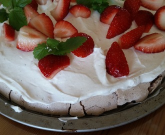 Pavlova med Yoghurtcreme og Jordbær