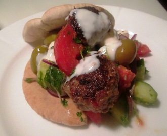 Pitabrød med Spicy Kødboller og Græsk Salat