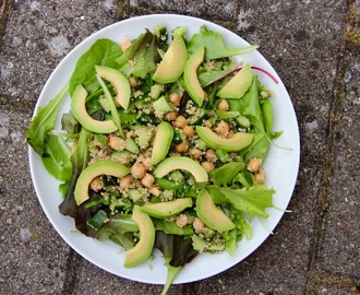 Quinoa & Kikærte Salat med Avokado