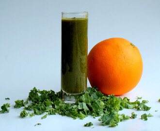 Smoothie med appelsin og grønkål - en god måde at få flere grøntsager