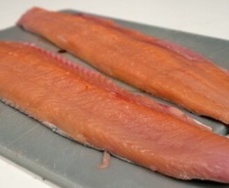 Filetering af runde fisk som laks, torsk, ørred osv.