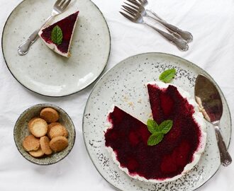 Koldskålscheesecake med blåbær støv