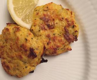 Fiskefrikadeller i ovn (med gulerødder og basilikum)