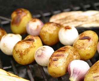 Potet og løk (kartofler og løg på grillen)