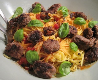 Italienske kødboller med pasta og tomatsauce