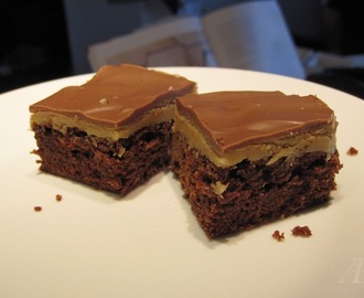 Brownie med peanutbutter topping.