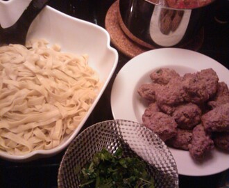 Græske kødboller, ratatouille og hjemmelavet pasta