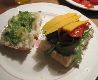 Ciabatta sandwich med oksekødsstrimler og pesto
