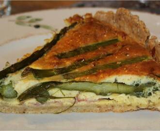 Tærte med asparges og lufttørret skinke