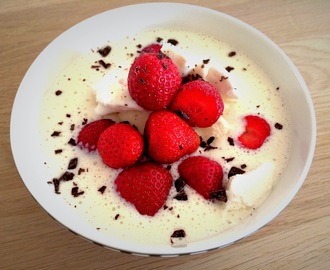 Proteinkoldskål med isis vaniljeis og friske jordbær