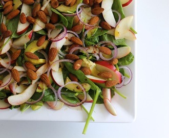 Spinatsalat med nektariner, avocado og krydderristede mandler
