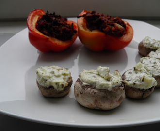 Fyldte peberfrugter med oksekød og champignon fyldt med hvidløgs flødeost