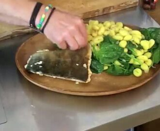 Gnocchi med spinat og skindstegt laks
