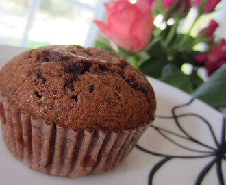 Muffinit raparperi- tai suklaatäytteellä