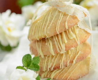 Raparperi yllättää pikkuleivän täytteenä: Raparperitahnalla täytetyt sokeripikkuleivät!