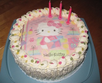 Hello Kitty valmiista kakkukuvasta