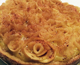 Ancka bakar kakor: Vanilijainen omenapiirakka ruusukuosilla