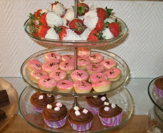 Red velvet Cupcakes & kookos-valkosuklaamansikat