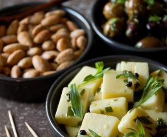 Espanjalaisia suolamanteleita, marinoitua juustoa ja oliiveja