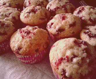 Puolukkamuffinsit / Lingonberry Muffins