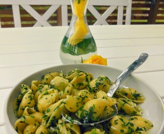 Valkosipuli-yrttipasta / Garlic butter pasta with herbs
