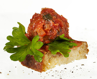 Välimerelliset lihapullat tomaattikastikkeessa