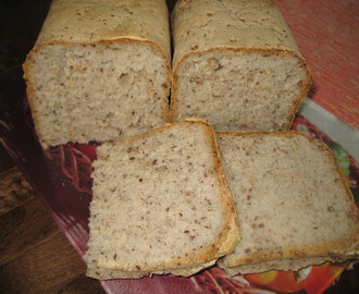 Monivilja jauhoista tehty leipäkoneleipä