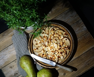 Makeansuolainen päärynä-vuohenjuustopiirakka| Sweet and savory goat cheese pear pie