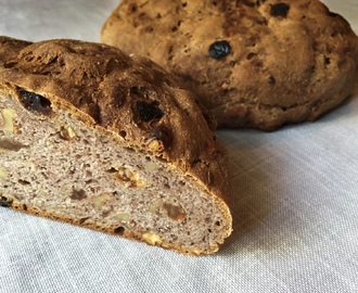 Juureen leivottu pähkinäinen sekaleipä – Sourdough bread with walnuts