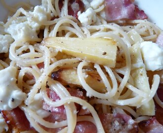 Pekonia, palsternakkaa ja pähkinäpestoa spagetin kera