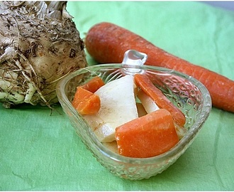 Sitruksinen selleri-porkkanalisäke /salaatti ja muitakin salaatteja