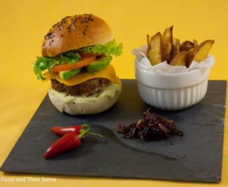 Mac Jagger -burgeri ja lohkoperunat / Mac Jagger Burger and Potato Wedges