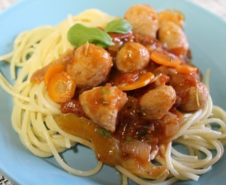 Tomaattinen siskonmakkara spagettikastike