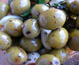 Valkosipulimarinoidut oliivit