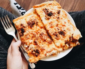 Maukas jauheliha-pizzapannari – täydellistä perjantairuokaa!