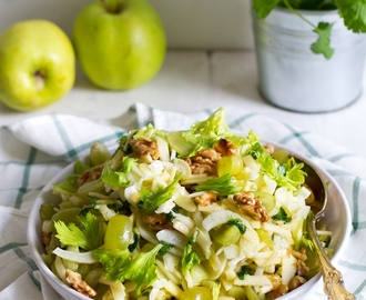 Kevyempi Waldorfin salaatti (vegaani ja gluteeniton) eli
selleri-viinirypäle-omena-fenkolisalaatti