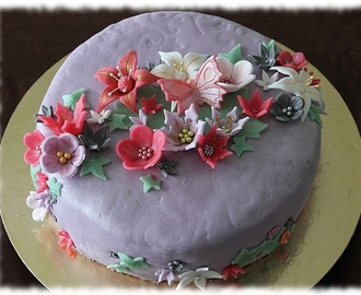 Kukkaputous-kakku
