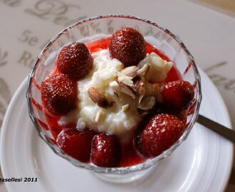 Vaniljainen pehmeä riisivanukas mansikkahillolla - Vaniljemaitseline kreemjas riisipuding maasikamoosiga