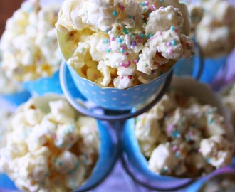 Valkosuklaa-popcornit