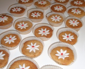 Kukkaisia muffinsseja