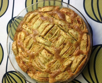 Marsipaanilla maustettu omenakakku - Apfelkuchen mit Marzipan